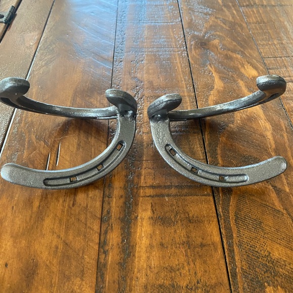 Horseshoe curtain holdbacks - Picture 2 of 2